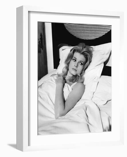 LES VACANCES PORTUGAISES, 1963 directed by PIERRE KAST Catherine Deneuve (b/w photo)-null-Framed Photo