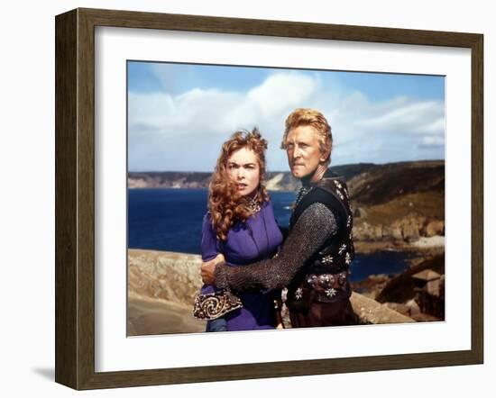 Les Vikings by Richard Fleischer with Kirk Douglas and Janet Leigh en, 1958 (photo)-null-Framed Photo