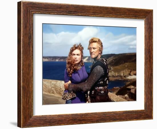 Les Vikings by Richard Fleischer with Kirk Douglas and Janet Leigh en, 1958 (photo)-null-Framed Photo