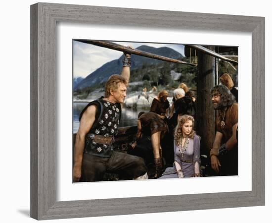 Les Vikings by Richard Fleischer with Kirk Douglas, Janet Leigh and Ernest Borgnine en, 1958 (photo-null-Framed Photo