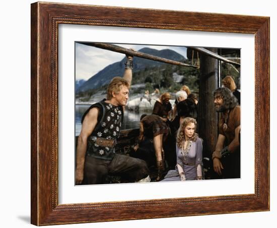 Les Vikings by Richard Fleischer with Kirk Douglas, Janet Leigh and Ernest Borgnine en, 1958 (photo-null-Framed Photo