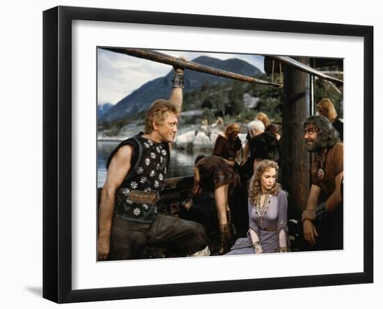 Les Vikings by Richard Fleischer with Kirk Douglas, Janet Leigh and Ernest Borgnine en, 1958 (photo-null-Framed Photo