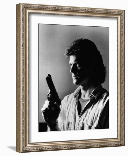 LETHAL WEAPON, 1987 directed by RICHARD DONNER Mel Gibson (b/w photo)-null-Framed Photo