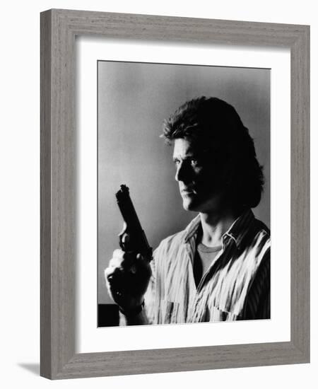 LETHAL WEAPON, 1987 directed by RICHARD DONNER Mel Gibson (b/w photo)-null-Framed Photo