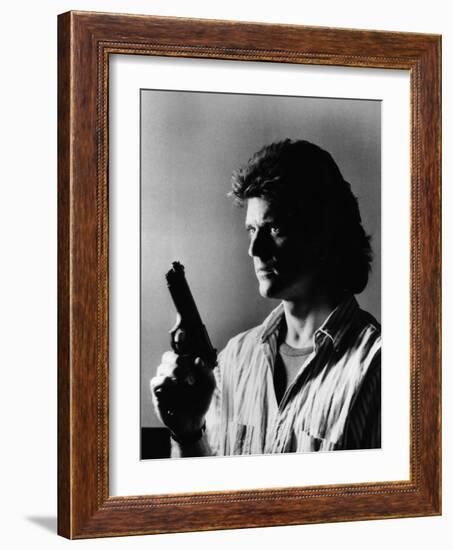 LETHAL WEAPON, 1987 directed by RICHARD DONNER Mel Gibson (b/w photo)-null-Framed Photo