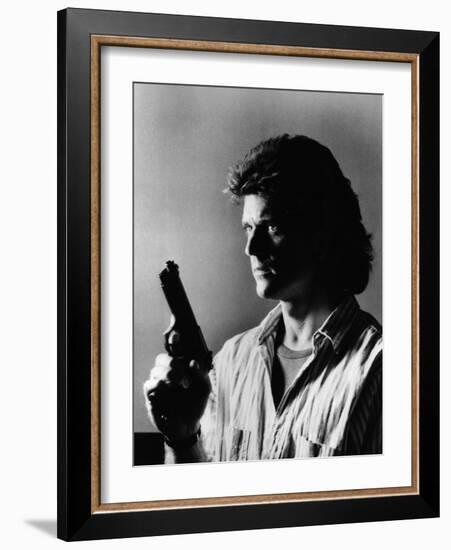 LETHAL WEAPON, 1987 directed by RICHARD DONNER Mel Gibson (b/w photo)-null-Framed Photo