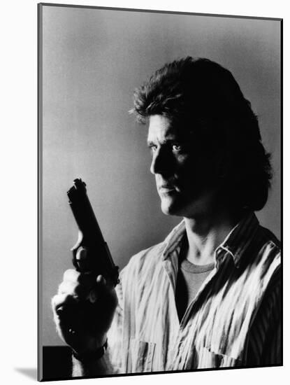 LETHAL WEAPON, 1987 directed by RICHARD DONNER Mel Gibson (b/w photo)-null-Mounted Photo