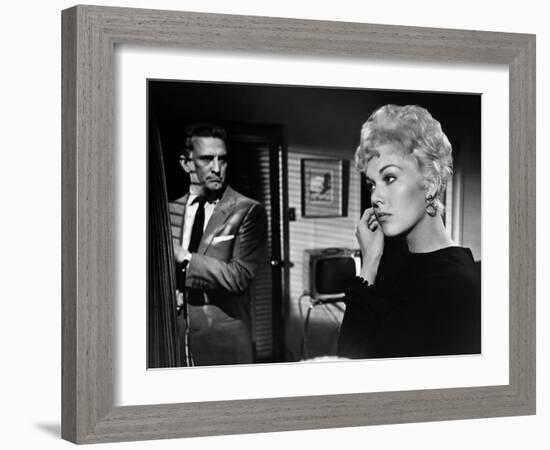 Liaisons Secretes STRANGERS WHEN WE MEET by Richard Quine with Kim Novak and Kirk Douglas, 1960 (b/-null-Framed Photo