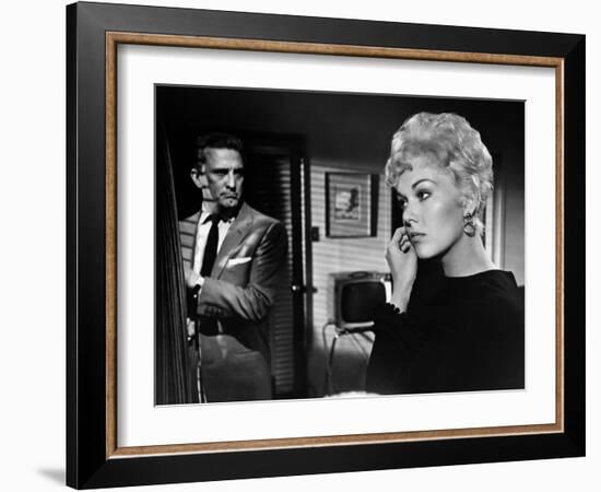 Liaisons Secretes STRANGERS WHEN WE MEET by Richard Quine with Kim Novak and Kirk Douglas, 1960 (b/-null-Framed Photo