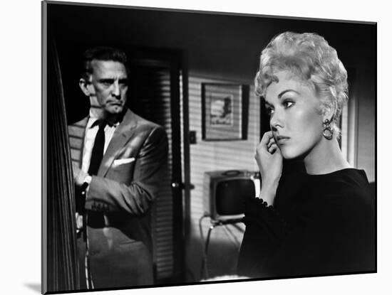 Liaisons Secretes STRANGERS WHEN WE MEET by Richard Quine with Kim Novak and Kirk Douglas, 1960 (b/-null-Mounted Photo