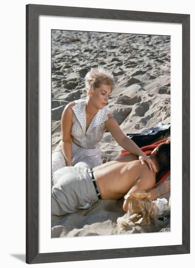 Liaisons Secretes STRANGERS WHEN WE MEET by Richard Quine with Kim Novak and Kirk Douglas, 1960 (ph-null-Framed Photo