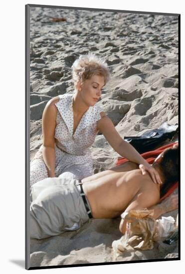 Liaisons Secretes STRANGERS WHEN WE MEET by Richard Quine with Kim Novak and Kirk Douglas, 1960 (ph-null-Mounted Photo