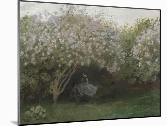 Lilas, temps gris, ou Le repos sous les lilas, jardin de Monet à Argenteuil-Claude Monet-Mounted Giclee Print