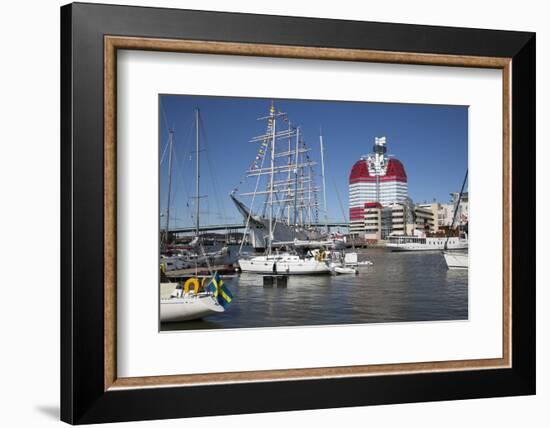 Lilla Bommen Harbour-Stuart Black-Framed Photographic Print