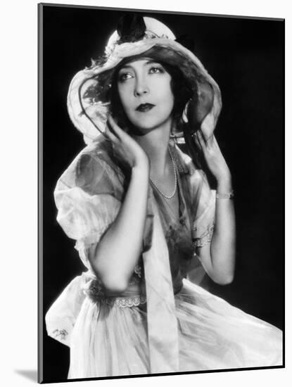 Lillian Gish (1893-1993) American Actress 1924-null-Mounted Photo