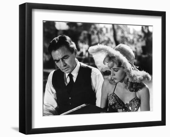 LOLITA, 1962 directed by STANLEY KUBRICK James Mason / Sue Lyon (b/w photo)-null-Framed Photo