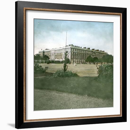 London (England), Hampton Court Palace-Leon, Levy et Fils-Framed Photographic Print