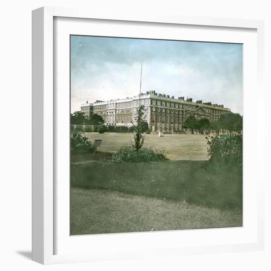 London (England), Hampton Court Palace-Leon, Levy et Fils-Framed Photographic Print