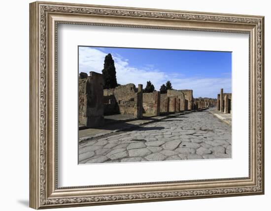 Long Cobbled Street, Roman Ruins of Pompeii, UNESCO World Heritage Site, Campania, Italy, Europe-Eleanor Scriven-Framed Photographic Print