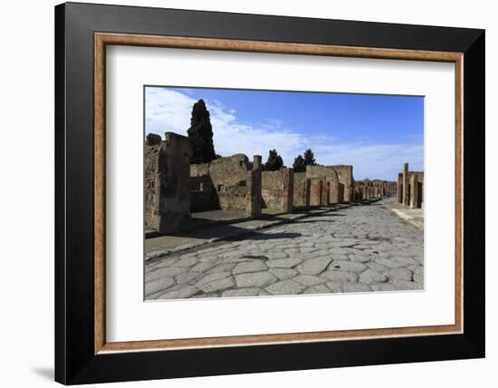 Long Cobbled Street, Roman Ruins of Pompeii, UNESCO World Heritage Site, Campania, Italy, Europe-Eleanor Scriven-Framed Photographic Print