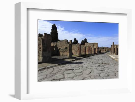 Long Cobbled Street, Roman Ruins of Pompeii, UNESCO World Heritage Site, Campania, Italy, Europe-Eleanor Scriven-Framed Photographic Print