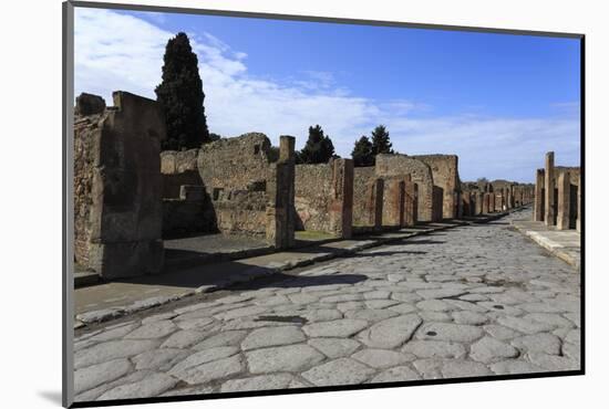 Long Cobbled Street, Roman Ruins of Pompeii, UNESCO World Heritage Site, Campania, Italy, Europe-Eleanor Scriven-Mounted Photographic Print
