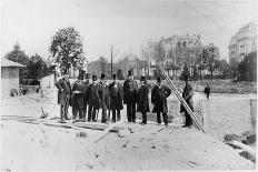 Groupe d'hommes coiffés de hauts de forme sur le chantier des fondations de la Tour-Louis-Emile Durandelle-Giclee Print