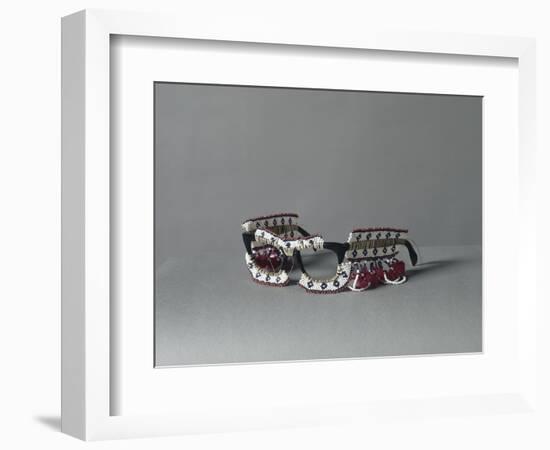 Lunettes perlées Iglasi-null-Framed Giclee Print