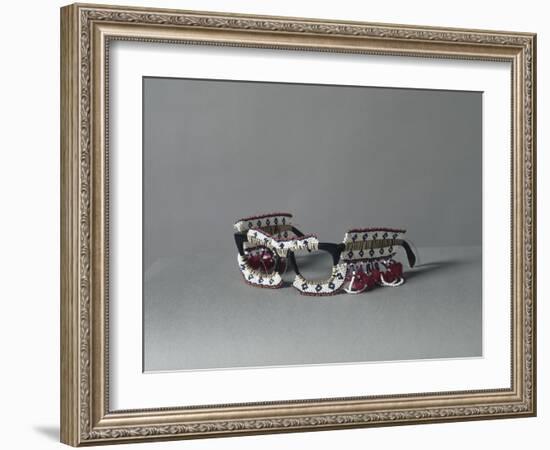 Lunettes perlées Iglasi-null-Framed Giclee Print