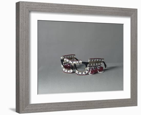 Lunettes perlées Iglasi-null-Framed Giclee Print