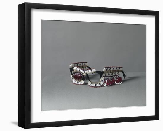 Lunettes perlées Iglasi-null-Framed Giclee Print