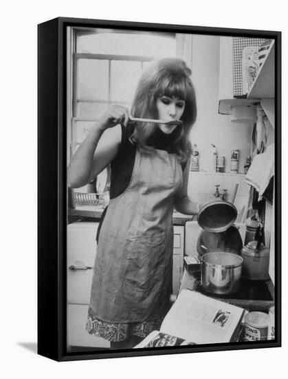 Lynn Redgrave Cooking in Her Apartment-Terence Spencer-Framed Premier Image Canvas