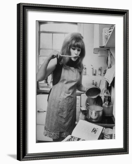 Lynn Redgrave Cooking in Her Apartment-Terence Spencer-Framed Premium Photographic Print