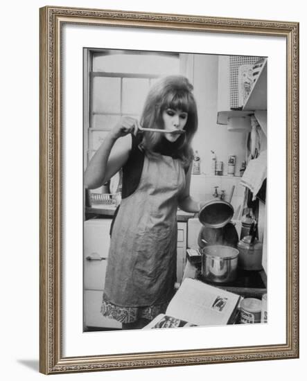 Lynn Redgrave Cooking in Her Apartment-Terence Spencer-Framed Premium Photographic Print