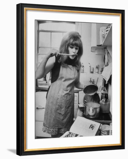 Lynn Redgrave Cooking in Her Apartment-Terence Spencer-Framed Premium Photographic Print