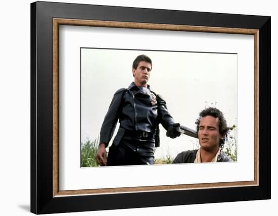 MAD MAX, 1979 directed by GEORGE MILLER Mel Gibson and Hugh Keays-Byrne (photo)-null-Framed Photo