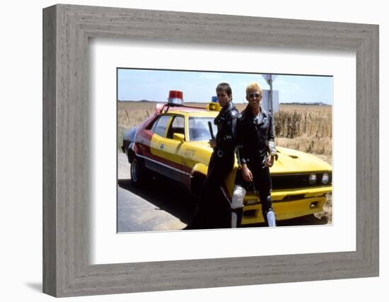 MAD MAX, 1979 directed by GEORGE MILLER Mel Gibson and Steve Bisley (photo)-null-Framed Photo