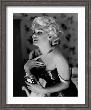 Marilyn and N°5 (30 version) – Inside CHANEL 