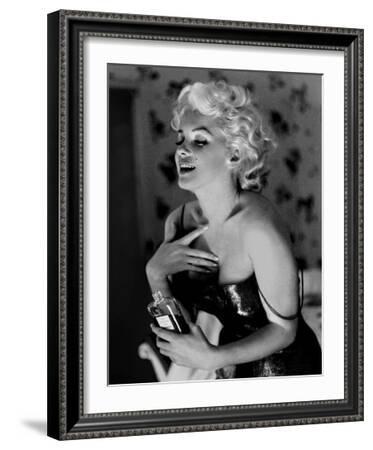 Marilyn Monroe Chanel No. 5 Neon and LED Picture – ManCave Goodies