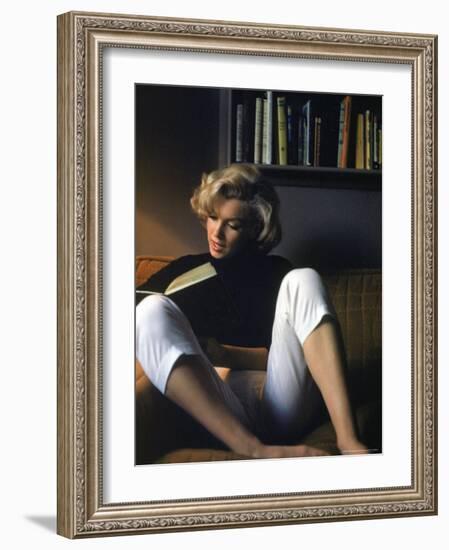 Marilyn Monroe Reading at Home-Alfred Eisenstaedt-Framed Premium Photographic Print