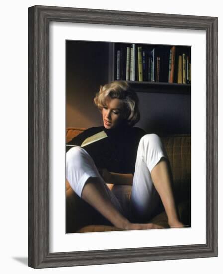 Marilyn Monroe Reading at Home-Alfred Eisenstaedt-Framed Premium Photographic Print