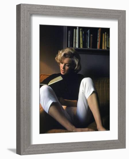 Marilyn Monroe Reading at Home-Alfred Eisenstaedt-Framed Premium Photographic Print