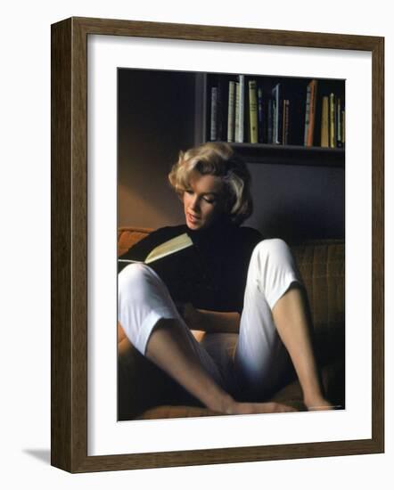 Marilyn Monroe Reading at Home-Alfred Eisenstaedt-Framed Premium Photographic Print