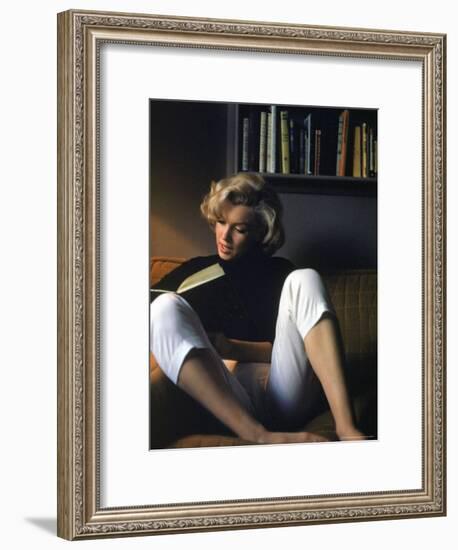 Marilyn Monroe Reading at Home-Alfred Eisenstaedt-Framed Premium Photographic Print