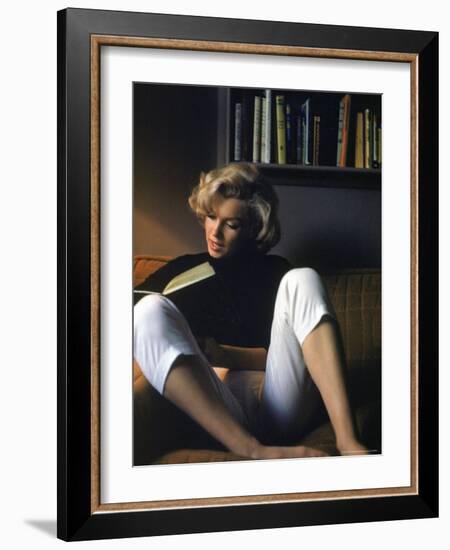 Marilyn Monroe Reading at Home-Alfred Eisenstaedt-Framed Premium Photographic Print