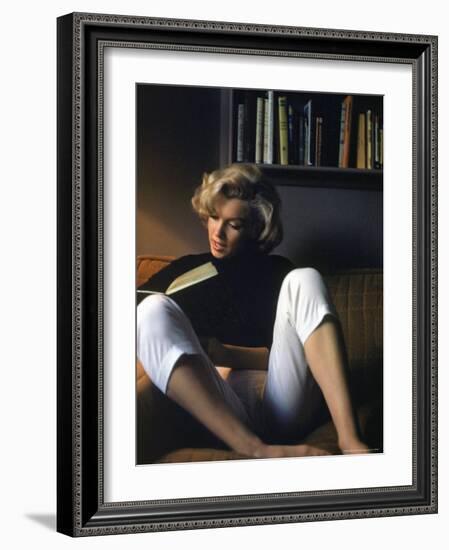 Marilyn Monroe Reading at Home-Alfred Eisenstaedt-Framed Premium Photographic Print