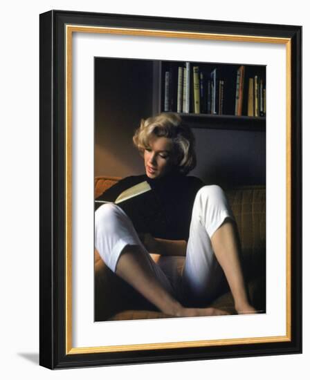 Marilyn Monroe Reading at Home-Alfred Eisenstaedt-Framed Premium Photographic Print