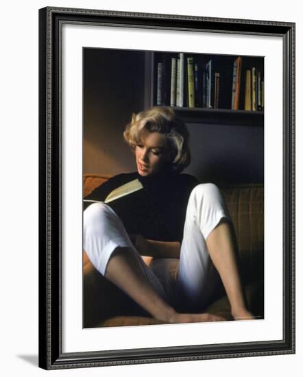 Marilyn Monroe Reading at Home-Alfred Eisenstaedt-Framed Premium Photographic Print