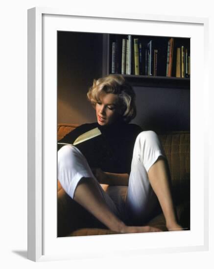 Marilyn Monroe Reading at Home-Alfred Eisenstaedt-Framed Premium Photographic Print