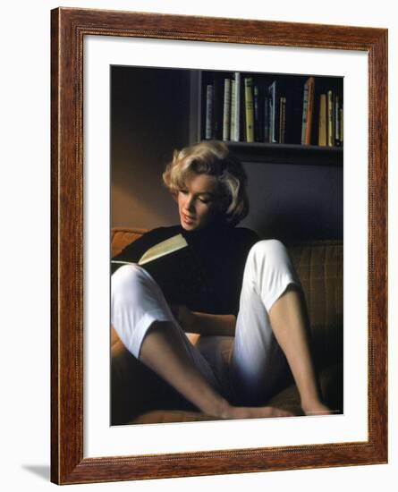 Marilyn Monroe Reading at Home-Alfred Eisenstaedt-Framed Premium Photographic Print